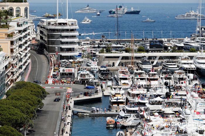 Nicholas Latifi, Williams FW44, Lando Norris, McLaren MCL36, Esteban Ocon, Alpine A522