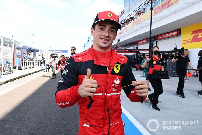 Ganador de la pole Charles Leclerc, de Ferrari, celebra tras la clasificación