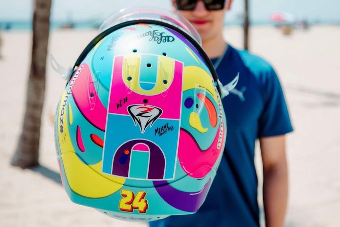 Casco de Zhou Guanyu, Alfa Romeo