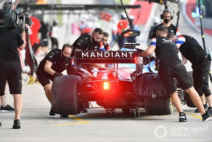 Mecánicos en el pit lane con Fernando Alonso, Alpine A521