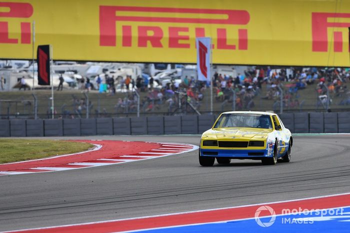 Daniel Ricciardo, McLaren, en el coche de Dale Earnhardt Wrangler Chevrolet Monte Carlo NASCAR de 1984