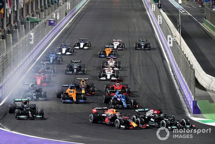 Lewis Hamilton, Mercedes W12, Max Verstappen, Red Bull Racing RB16B, Valtteri Bottas, Mercedes W12, Esteban Ocon, Alpine A521, y el resto de la parrilla en la reanudación