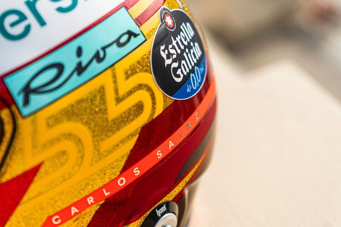 Casco de Carlos Sainz Jr., Ferrari