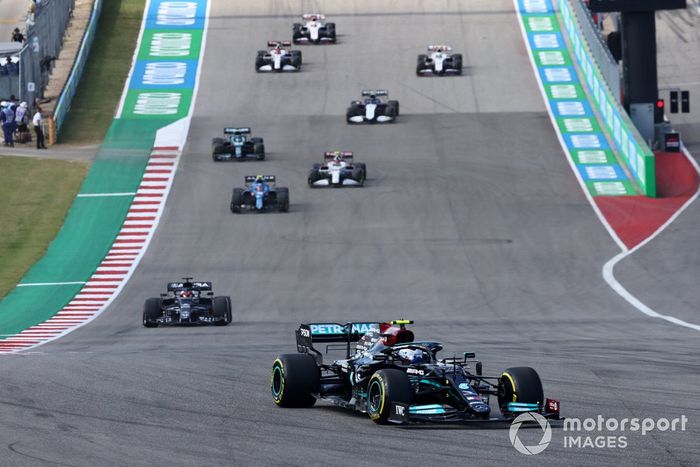 Valtteri Bottas, Mercedes W12, Yuki Tsunoda, AlphaTauri AT02, y Esteban Ocon, Alpine A521