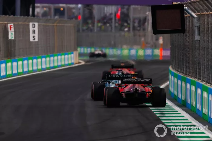 Lance Stroll, Aston Martin AMR21, Carlos Sainz Jr., Ferrari SF21