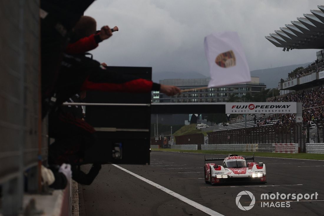 Ganador de la carrera #6 Porsche Penske Motorsport Porsche 963: Kevin Estre, Andre Lotterer, Laurens Vanthoor