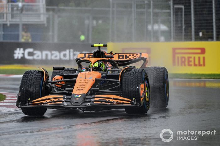 Lando Norris, McLaren MCL38, se dirige a la parrilla de salida