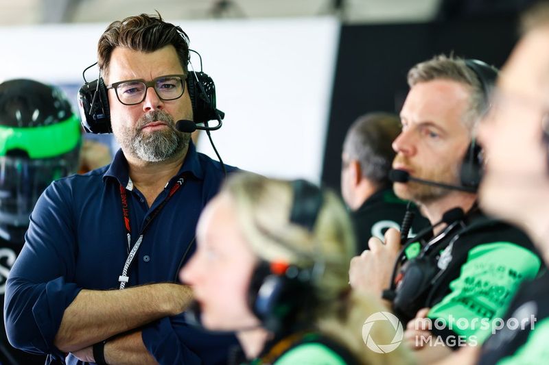 Oliver Hoffmann, l'engagement d'AUDI AG dans la Formule 1 en tant que représentant en chef et Lee Stevenson, chef mécanicien, Stake F1 Team Kick Sauber.