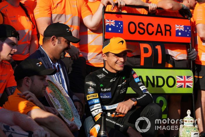 Lando Norris, McLaren F1 Team, 2ª posición, celebra con su equipo tras la carrera