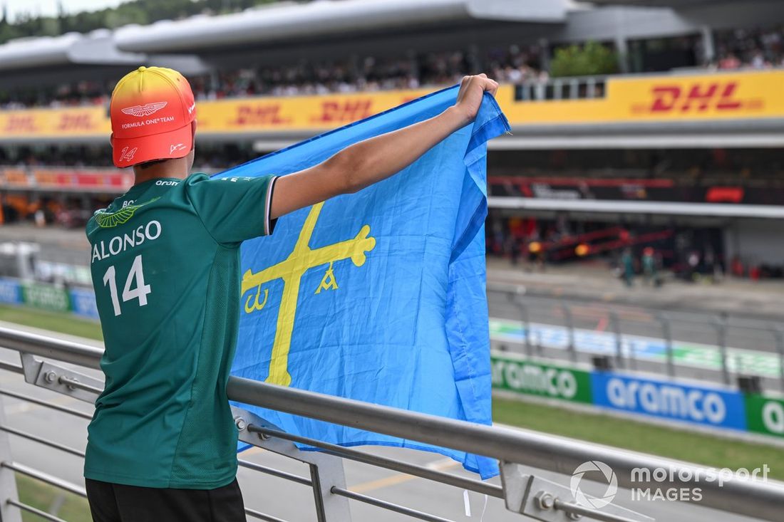 Fan pokazuje swoje wsparcie dla Fernando Alonso, Aston Martin F1 Team
