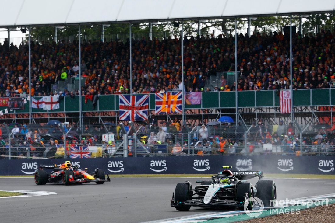 Lewis Hamilton, Mercedes F1 W15, Sergio Pérez, Red Bull Racing RB20