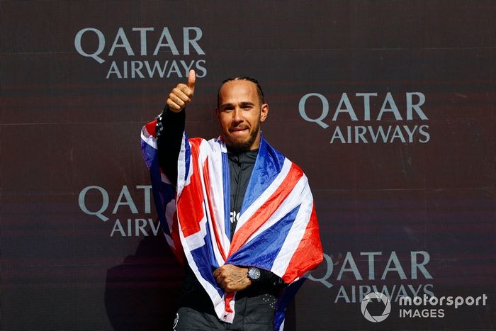 Lewis Hamilton, Mercedes-AMG F1 Team, 1ª posición, lo celebra en el podio con una bandera de la Unión.
