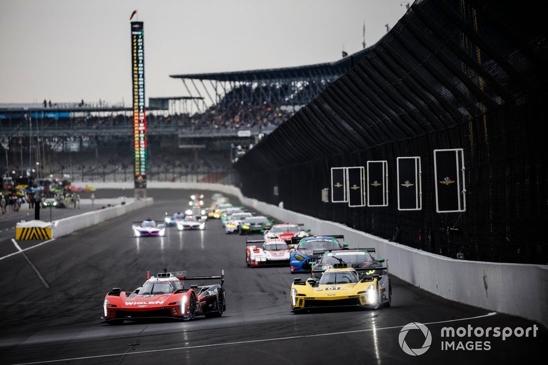 #31 Action Express Racing Cadillac V-Series.R: Pipo Derani, Jack Aitken, Tom Blomqvist, #01 Cadillac Chip Ganassi Racing Cadillac V-Series.R: Renger van der Zande, Sebastien Bourdais
