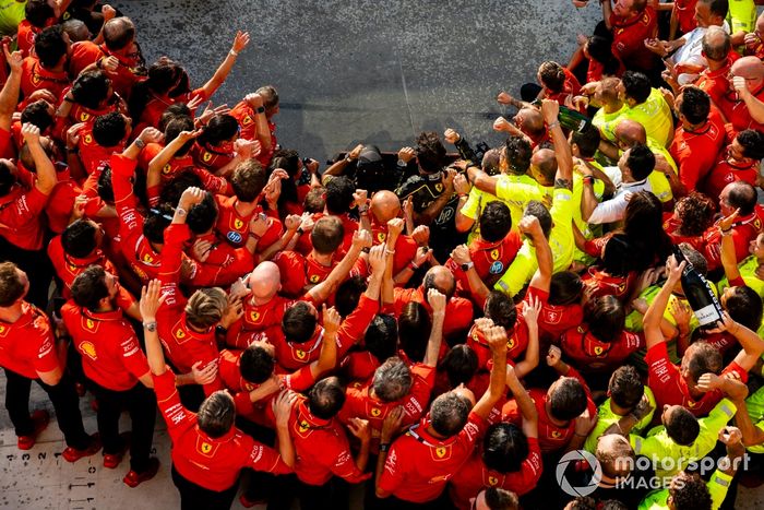Charles Leclerc, Scuderia Ferrari, 1ª posición, celebra con su equipo
