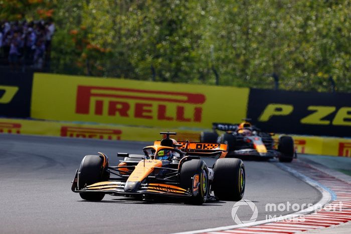 Oscar Piastri, McLaren MCL38, Max Verstappen, Red Bull Racing RB20