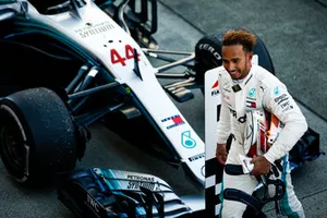 Le vainqueur Lewis Hamilton, Mercedes AMG F1, dans le parc fermé