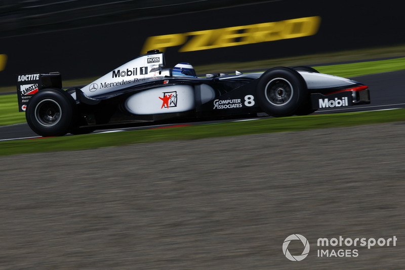 Міка Хаккінен на демозаїздах за кермом боліда McLaren Mercedes 1998 року на честь 30-річчя ГП Японії