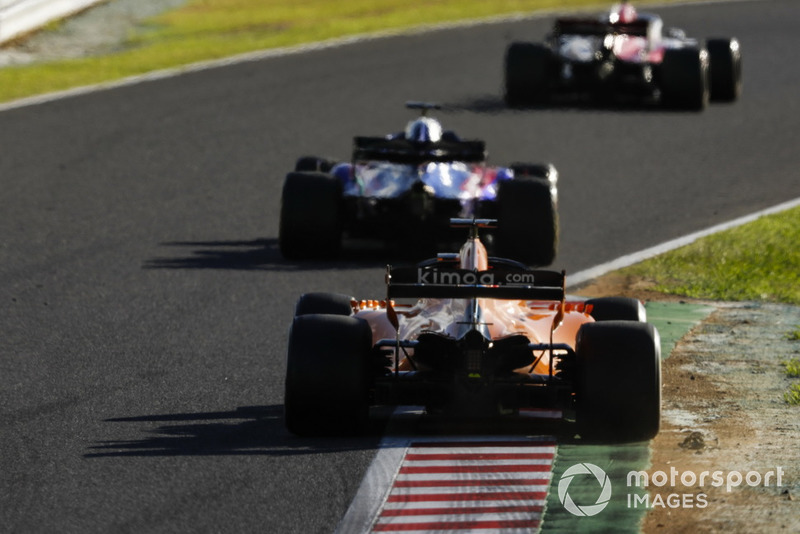 Brendon Hartley, Toro Rosso STR13, leads Fernando Alonso, McLaren MCL33