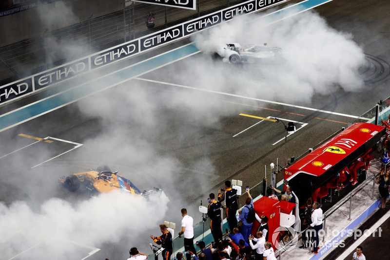 Fernando Alonso, McLaren MCL33, e Lewis Hamilton, Mercedes AMG F1 W09 EQ Power+, eseguono dei donut sulla griglia di partenza, alla fine della gara