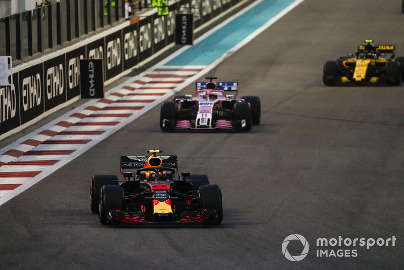 Max Verstappen, Red Bull Racing RB14, precede Sergio Perez, Racing Point Force India VJM11, e Carlos Sainz Jr., Renault Sport F1 Team R.S. 18