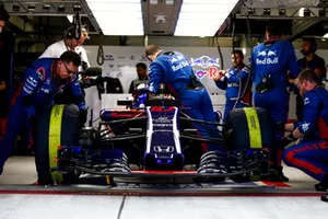Les mécaniciens préparent la voiture de Pierre Gasly, Scuderia Toro Rosso STR13
