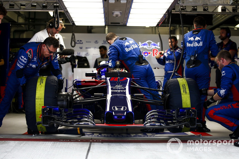Engineers prepare Pierre Gasly, Scuderia Toro Rosso STR13