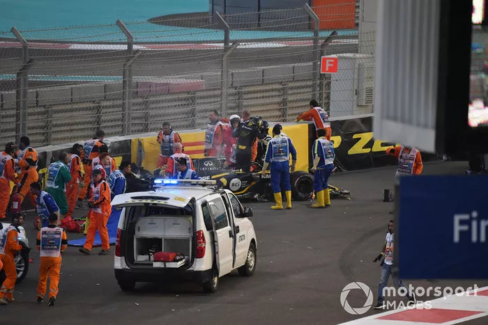 Los médicos y oficiales asisten a Nico Hulkenberg, Renault Sport F1 Team R.S. 18 que se estrelló y volcó en la primera vuelta