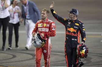 Sebastian Vettel, Ferrari et Max Verstappen, Red Bull Racing dans le parc fermé