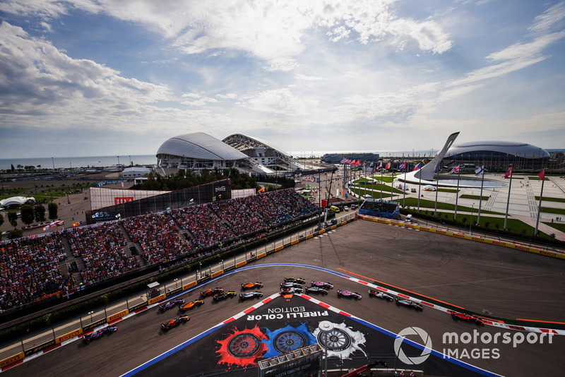 Kimi Raikkonen, Ferrari SF71H, leads Kevin Magnussen, Haas F1 Team VF-18, Charles Leclerc, Sauber C37, Esteban Ocon, Racing Point Force India VJM11, Sergio Perez, Racing Point Force India VJM11, Romain Grosjean, Haas F1 Team VF-18, Marcus Ericsson, Sauber C37, Lance Stroll, Williams FW41, Carlos Sainz Jr., Renault Sport F1 Team R.S. 18, and the remainder of the field at the start