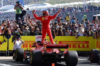 Il vincitore della gara Kimi Raikkonen, Ferrari SF71H, festeggia nel parco chiuso