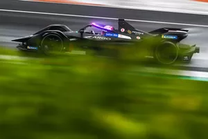 Maximilian Günther, Dragon Racing, Penske EV-3 avec les feux de l'hyperboost sur le Halo