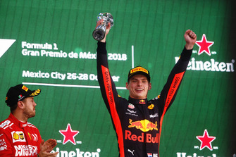 Winnaar Max Verstappen, Red Bull Racing, op het podium met Sebastian Vettel, Ferrari