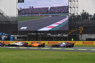 Stoffel Vandoorne, McLaren MCL33 and Pierre Gasly, Toro Rosso STR13 at start of race