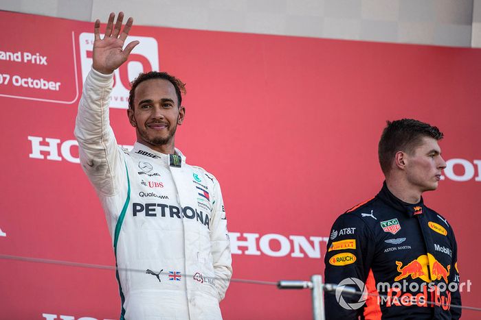 Lewis Hamilton, Mercedes AMG F1 y Max Verstappen, Red Bull Racing RB14 celebra