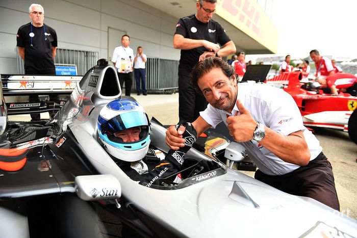 Mika Hakkinen, McLaren MP4-13 y Jean-Michel Tibi, FOM Camarógrafo en Leyendas F1 30 Aniversario vuelta de Demostración