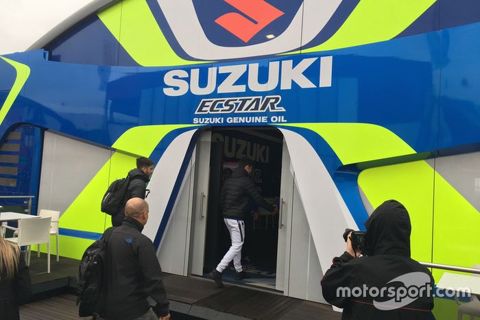 Joan Mir a su llegada a Suzuki en el paddock de Cheste, Valencia