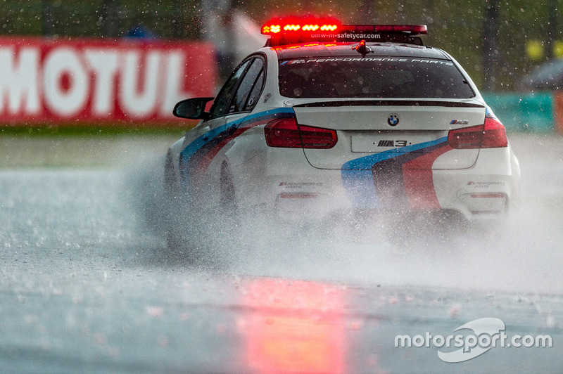 Safety car sotto la pioggia