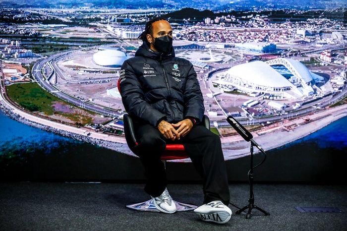Lewis Hamilton, Mercedes en la rueda de prensa