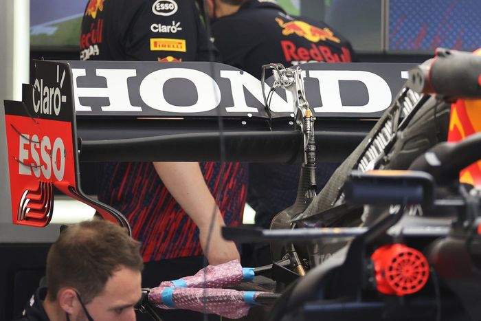 Sergio Pérez, Red Bull Racing RB16B  detalle del alerón trasero