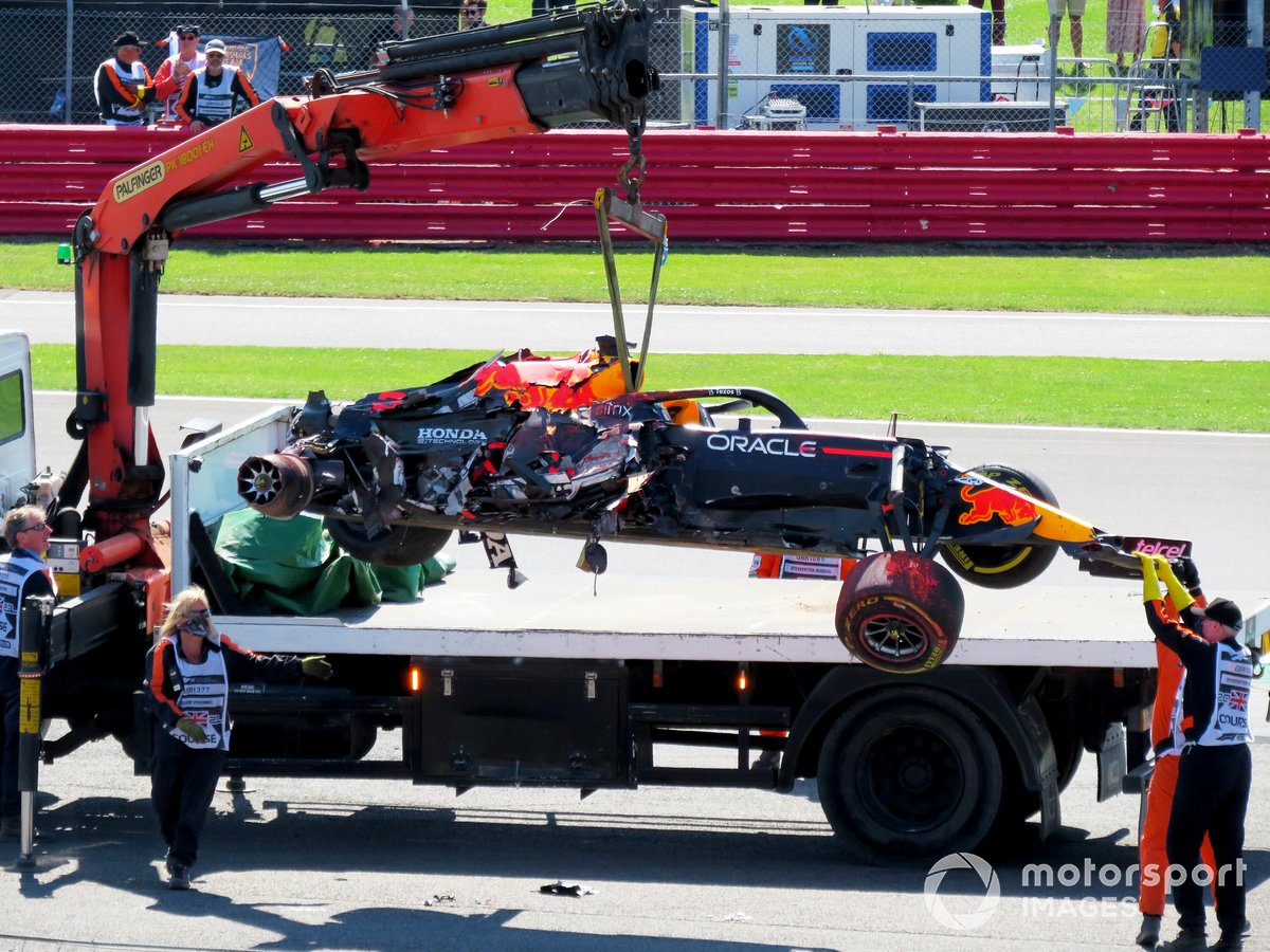 Max Verstappen, Red Bull Racing RB16B en una grúa tras su accidente