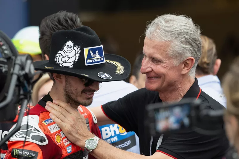 Francesco Bagnaia, Ducati Team célèbre avec Paolo Ciabatti, Ducati Corse Sporting Director