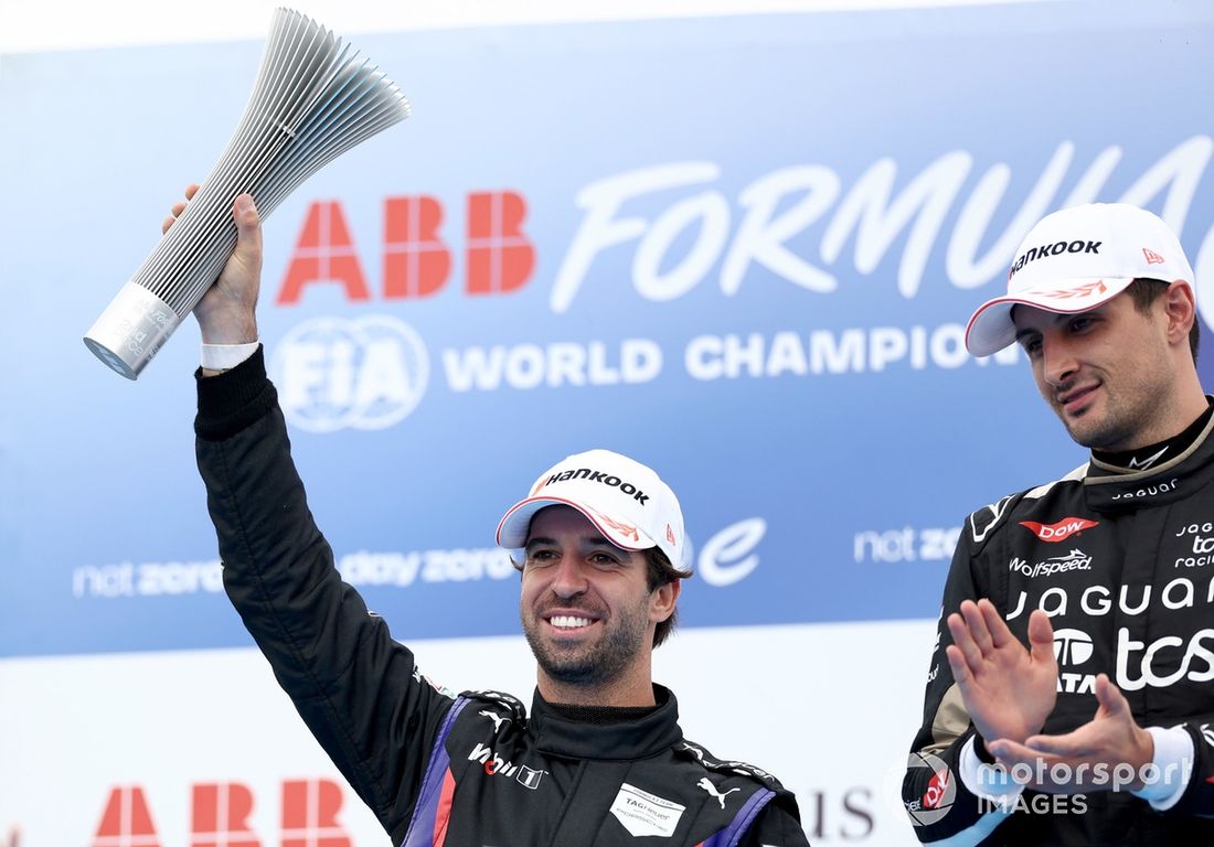 El segundo clasificado, Antonio Felix da Costa, del equipo TAG Heuer Porsche de Fórmula E, levanta su trofeo en el aire en señal de celebración.