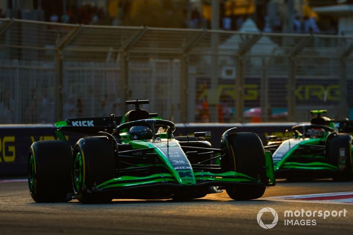 Valtteri Bottas, Stake F1 Team KICK Sauber C44, Zhou Guanyu, Stake F1 Team KICK Sauber C44