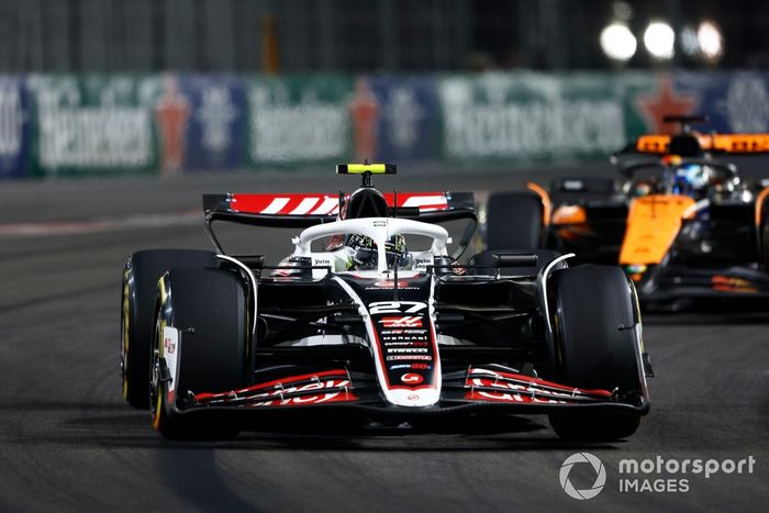 Nico Hulkenberg, Haas VF-24, Oscar Piastri, McLaren MCL38