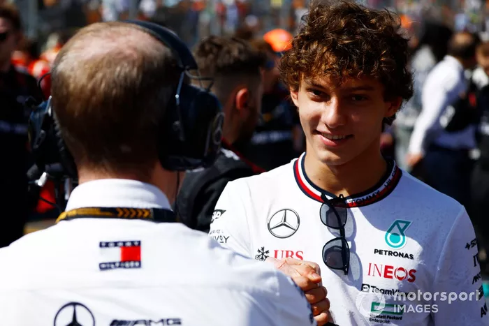 Andrea Kimi Antonelli, Mercedes-AMG F1 Team, en la parrilla de salida 