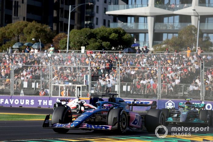 Fernando Alonso, Alpine A522, Lewis Hamilton, Mercedes W13