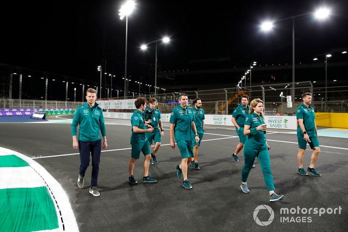 Nico Hulkenberg, Aston Martin, recorre la pista con miembros de su equipo