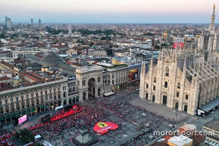 Piazza Duomo com fãs da Ferrari