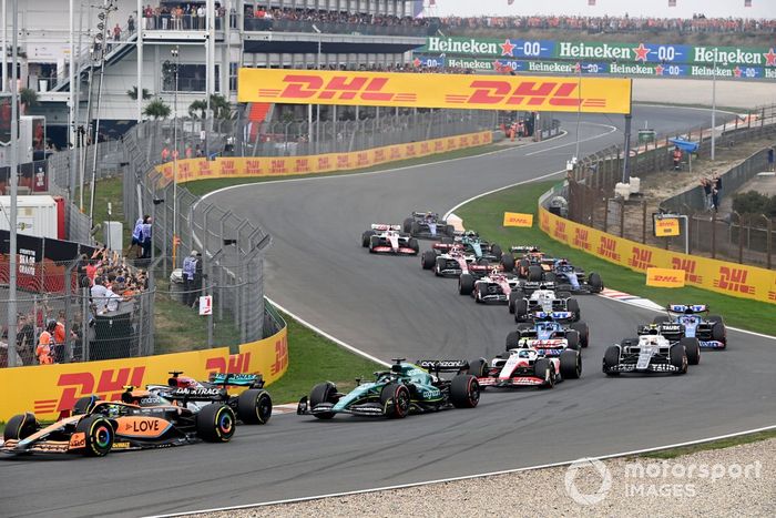 Lando Norris, McLaren MCL36, George Russell, Mercedes W13, Lance Stroll, Aston Martin AMR22, el resto en la salida