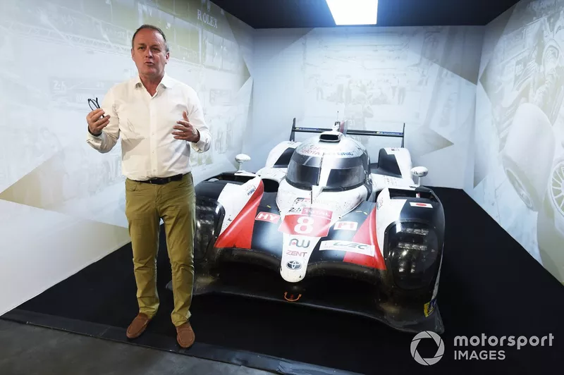 Fabrice Bourrigaud devant la Toyota TS050 Hybrid victorieuse en 2019